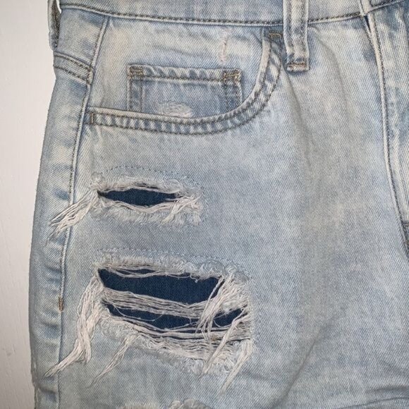 So High Rise Curvy Mom Shorts 1/25W Light Wash Distressed Denim - Picture 4 of 8